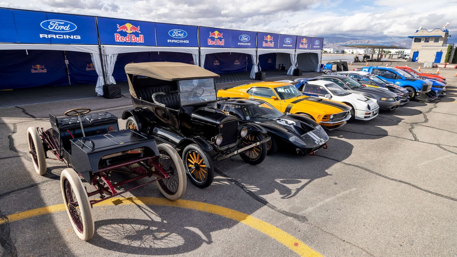 Ford: Max Verstappen και Arvid Lindblad οδηγούν 12 «θρύλους» 100+ ετών στην πίστα (+video)
